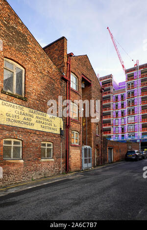 Vecchio magazzino nel Triangolo Baltico parte di Liverpool con edifici più nuovi in costruzione Foto Stock