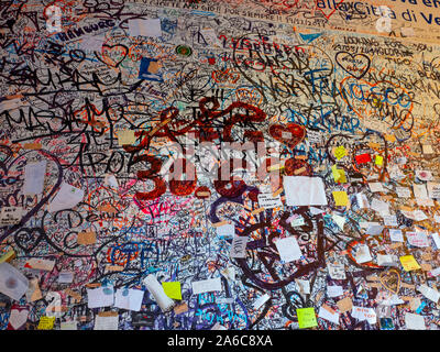 Amore i messaggi in ingresso alla casa di Giulietta a Verona Italia Foto Stock