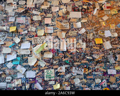 Amore i messaggi in ingresso alla casa di Giulietta a Verona Italia Foto Stock