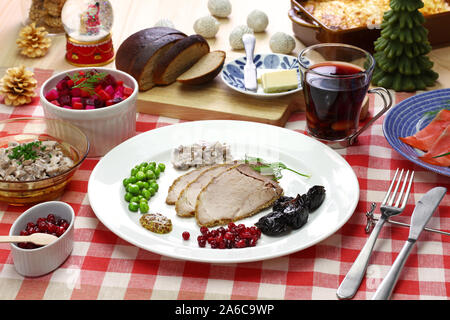Finlandese tradizionale cibo di Natale, Natale prosciutto, barbabietole da insalata, salmone affumicato, insalata di funghi, patate casseruola, vin brulé Foto Stock