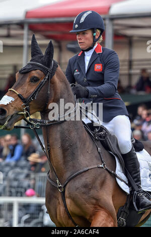 Badminton Horse Trials Maggio 2019 British mostra il ponticello Izzy Taylor nella principale arena a badminton horse trials riding Call me Maggie maggio Foto Stock