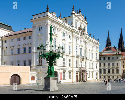 Praga, Repubblica Ceca - 5 settembre: Turisti alla storica Piazza Hradcany a Praga Repubblica Ceca il 5 settembre 2019. Foto Stock