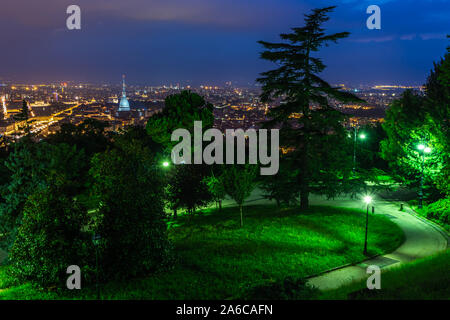 La vista di Torino da un parco sulla sommità della collina. Foto Stock