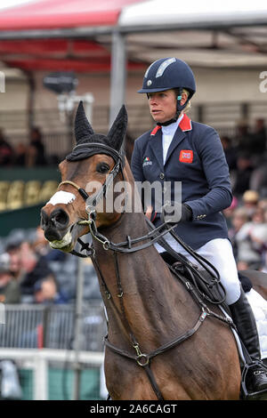 Badminton Horse Trials Maggio 2019 British mostra il ponticello Izzy Taylor nella principale arena a badminton horse trials riding Call me Maggie maggio Foto Stock