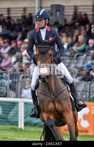 Badminton Horse Trials Maggio 2019 British mostra il ponticello Izzy Taylor nella principale arena a badminton horse trials riding Call me Maggie maggio Foto Stock