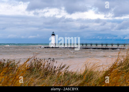 Manistee North Pierhead lighthouse in autunno. Foto Stock