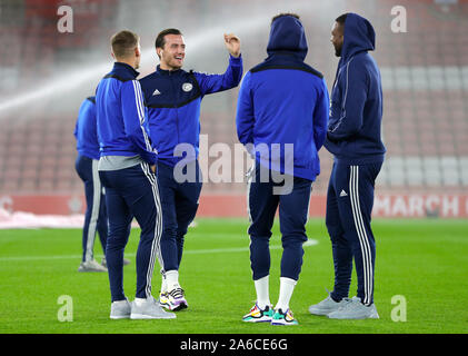 Il Leicester City è ben Chilwell (centro) parla con i compagni di team in vista del match di Premier League a St Mary's Stadium, Southampton. Foto Stock