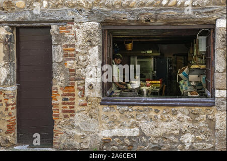 baker in Pérouges, città medievale murata nel dipartimento francese di Ain. Francia Foto Stock