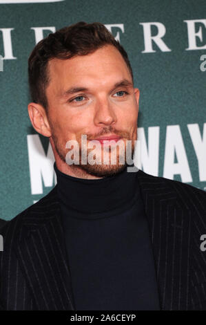 Monaco di Baviera, Germania. 24 ott 2019. L'attore Ed Skrein arriva alla sua prestazione speciale della guerra mondiale dramma 'Midway- Für die Freiheit". La versione teatrale è 07 novembre 2019. Credito: Ursula Düren/dpa/Alamy Live News Foto Stock