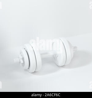 Manubri con sfondo bianco, fitness tema, 3d rendeirng. Calcolatore disegno digitale. Foto Stock