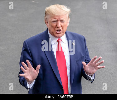Washington DC, Stati Uniti d'America. 25 ott 2019. Washington, Distretto di Columbia, Stati Uniti d'America. 25 ott 2019. Presidente Donald Trump parla alla stampa prima della sua partenza dalla Casa Bianca su ottobre 25, 2019 a Washington, DC. Presidente Trump sta andando a Carolina del Sud. Credito: ZUMA Press, Inc./Alamy Live News Foto Stock