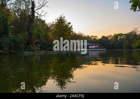 Il tramonto nel parco di Cismigiu a Bucarest, Romania Foto Stock