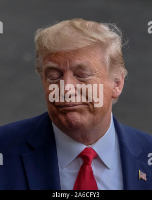 Washington DC, Stati Uniti d'America. 25 ott 2019. Washington, Distretto di Columbia, Stati Uniti d'America. 25 ott 2019. Presidente Donald Trump mette in pausa mentre si parla alla stampa prima della sua partenza dalla Casa Bianca su ottobre 25, 2019 a Washington, DC. Presidente Trump sta andando a Carolina del Sud. Credito: ZUMA Press, Inc./Alamy Live News Foto Stock