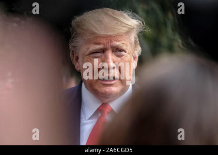 Washington DC, Stati Uniti d'America. 25 ott 2019. Presidente Donald Trump parla alla stampa prima della sua partenza dalla Casa Bianca su ottobre 25, 2019 a Washington, DC. Presidente Trump sta andando a Carolina del Sud. Credito: MediaPunch Inc/Alamy Live News Foto Stock
