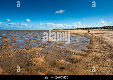 Modelli realizzati da piscine di acqua maree con bassa marea sulla spiaggia di Burnham Overy Staithe sulla baia di Holkham, costa del Norfolk del Nord, East Anglia, Inghilterra, Regno Unito. Foto Stock