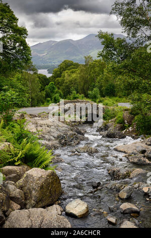 Antica pietra Ashness ponte Barrow Beck che fluisce al lago Derwentwater e Keswick sotto Skiddaw Mountain Lake District Inghilterra Foto Stock