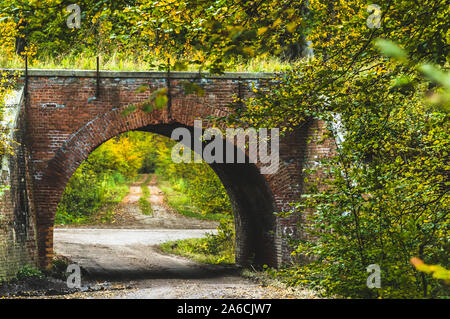 Ilawa Lakeland (Polonia). Treno viadotto in mattoni Foto Stock