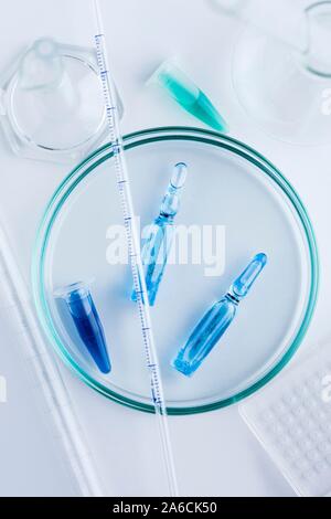 La ricerca farmaceutica, immagine concettuale. Fiale, provette per centrifuga e altri articoli di vetreria di laboratorio. Foto Stock