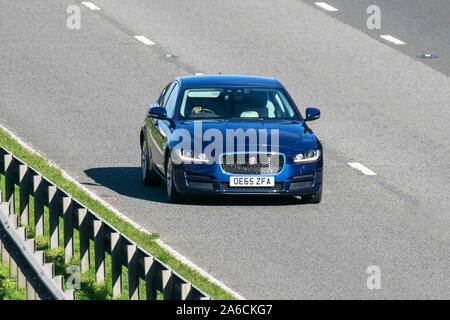 2016 blue Jaguar XE Portfolio D Auto; Regno Unito il traffico veicolare, trasporti, moderno, carrozze salone, sud-legato sulla corsia di 3 M6 motorway autostrada. Foto Stock