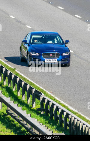 2016 blue Jaguar XE Portfolio D Auto; Regno Unito il traffico veicolare, trasporti, moderno, carrozze salone, sud-legato sulla corsia di 3 M6 motorway autostrada. Foto Stock