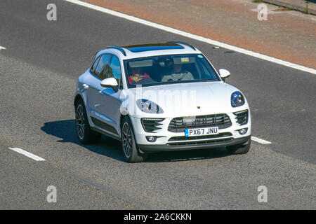 2018 Porsche Macan S-A bianco; traffico veicolare del Regno Unito, trasporto, moderno, berlina, coupé in direzione sud sulla 3 corsie M6 autostrada. Foto Stock