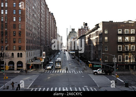 Scenario di strada lungo 10th Avenue sul lato ovest di Manhattan, New York City Foto Stock