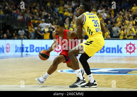 Berlino, Italia. 25 ott 2019. 35 landry nnoko contrasta #42 Kyle hinesduring Alba Berlin vs CSKA Mosca, Eurolega di Basket campionato in Berlino, Italia, 25 Ottobre 2019 - LPS/Michele Morrone Credito: Michele Morrone/LP/ZUMA filo/Alamy Live News Foto Stock