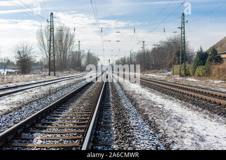 I binari ferroviari su cancella il giorno d'inverno. Paesaggio industriale Foto Stock