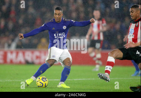 Il Leicester City il duo formato da Youri Tielemans punteggi al suo fianco il secondo obiettivo del gioco durante il match di Premier League a St Mary's Stadium, Southampton. Foto Stock