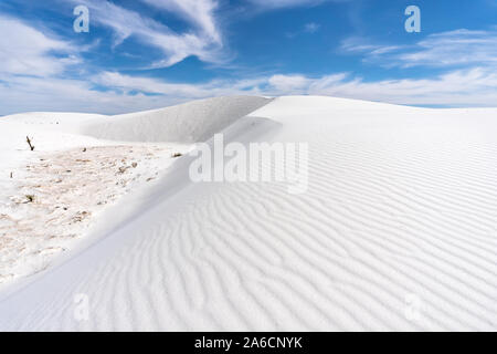 Paesaggio panoramico con ondate di dune di sabbia e nel Parco Nazionale White Sands, New Mexico, USA Foto Stock