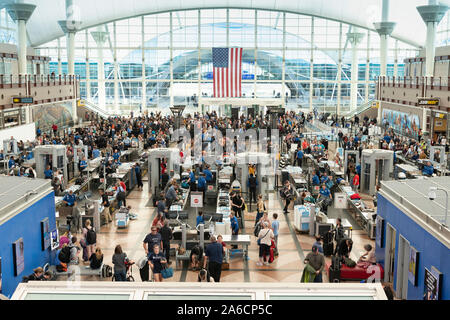 La Folla di viaggiatori attendono screening TSA all'Aeroporto Internazionale di Denver. Foto Stock
