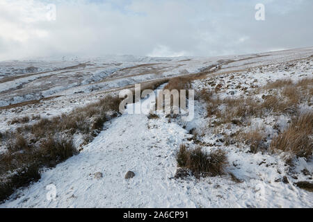 Whernside tappezzate in neve e ghiaccio metà inverno Yorkshire Dales Foto Stock