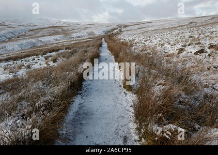 Whernside tappezzate in neve e ghiaccio metà inverno Yorkshire Dales Foto Stock