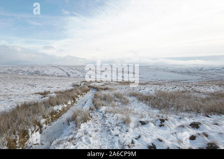 Whernside tappezzate in neve e ghiaccio metà inverno Yorkshire Dales Foto Stock