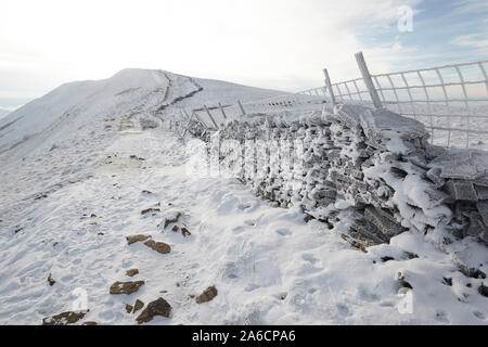 Whernside e pietre a secco la parete tappezzata di neve e ghiaccio metà inverno Yorkshire Dales National Park, England, Regno Unito Foto Stock