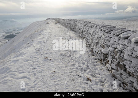 Asciugare la parete in pietra ricoperta in trasformata per forte gradiente di brina sui Whernside tappezzate in neve e ghiaccio metà inverno Yorkshire Dales Foto Stock