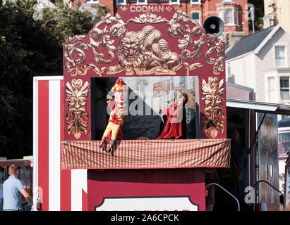 Prestazioni del Professor Codmans Punch e Judy Follie sulla spianata di Llandudno con il punzone e il diavolo Foto Stock