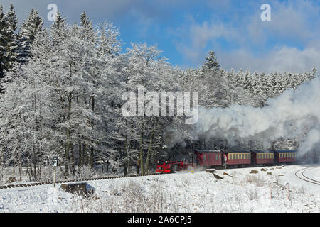Il treno a vapore climbing Brocken montagna vicino a Drei Annen Hohne in le montagne Harz in Germania. Foto Stock