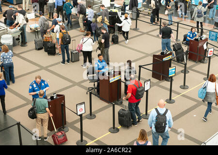 La Folla di viaggiatori attendono screening TSA all'Aeroporto Internazionale di Denver. Foto Stock