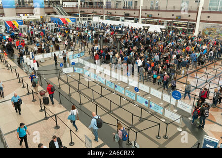 La Folla di viaggiatori attendono screening TSA all'Aeroporto Internazionale di Denver. Foto Stock