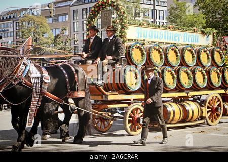 Monaco di Baviera, Germania - 22 settembre 2019 Grand entry della Oktoberfest locatori e birrerie, festosa sfilata di magnifici carri decorati e ban Foto Stock