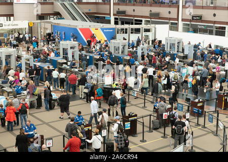 La Folla di viaggiatori attendono screening TSA all'Aeroporto Internazionale di Denver. Foto Stock