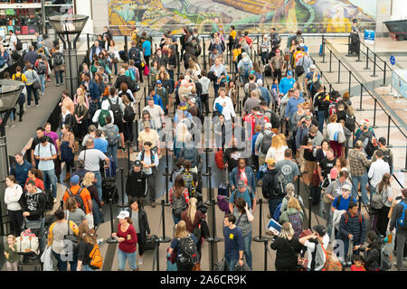 La Folla di viaggiatori attendono screening TSA all'Aeroporto Internazionale di Denver. Foto Stock