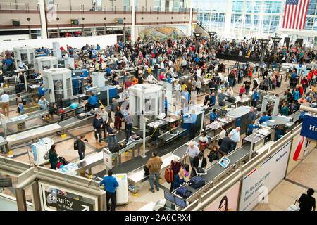 La Folla di viaggiatori attendono screening TSA all'Aeroporto Internazionale di Denver. Foto Stock