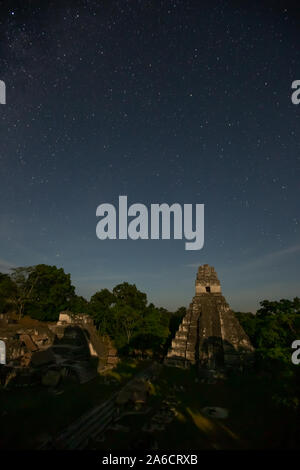 Tempio della grande Jaguar o tempio I nelle rovine maya del Parco Nazionale di Tikal in Guatemala, un sito Patrimonio Mondiale dell'UNESCO fotografati a notte. Foto Stock