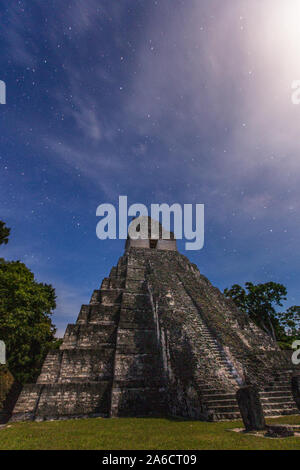 Tempio della grande Jaguar o tempio I nelle rovine maya del Parco Nazionale di Tikal in Guatemala, un sito Patrimonio Mondiale dell'UNESCO fotografati a notte. Foto Stock