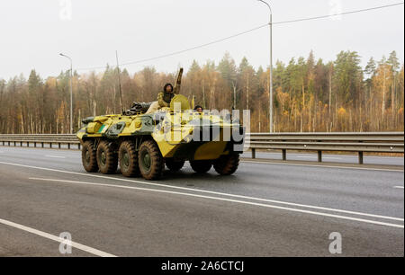 Regione di Mosca, Russia Ottobre 19, 2019: un blindato trasporto di personale si muove lungo una strada per una formazione militare di massa. La pistola è coperto con un ta Foto Stock