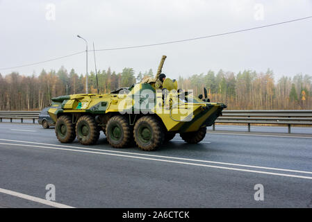 Regione di Mosca, Russia Ottobre 19, 2019: un blindato trasporto di personale si muove lungo una strada per una formazione militare di massa. La pistola è coperto con un ta Foto Stock