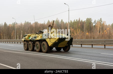Regione di Mosca, Russia Ottobre 19, 2019: un blindato trasporto di personale si muove lungo una strada per una formazione militare di massa. La pistola è coperto con un ta Foto Stock