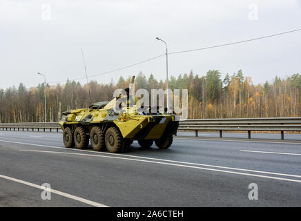 Regione di Mosca, Russia Ottobre 19, 2019: un blindato trasporto di personale si muove lungo una strada per una formazione militare di massa. La pistola è coperto con un ta Foto Stock